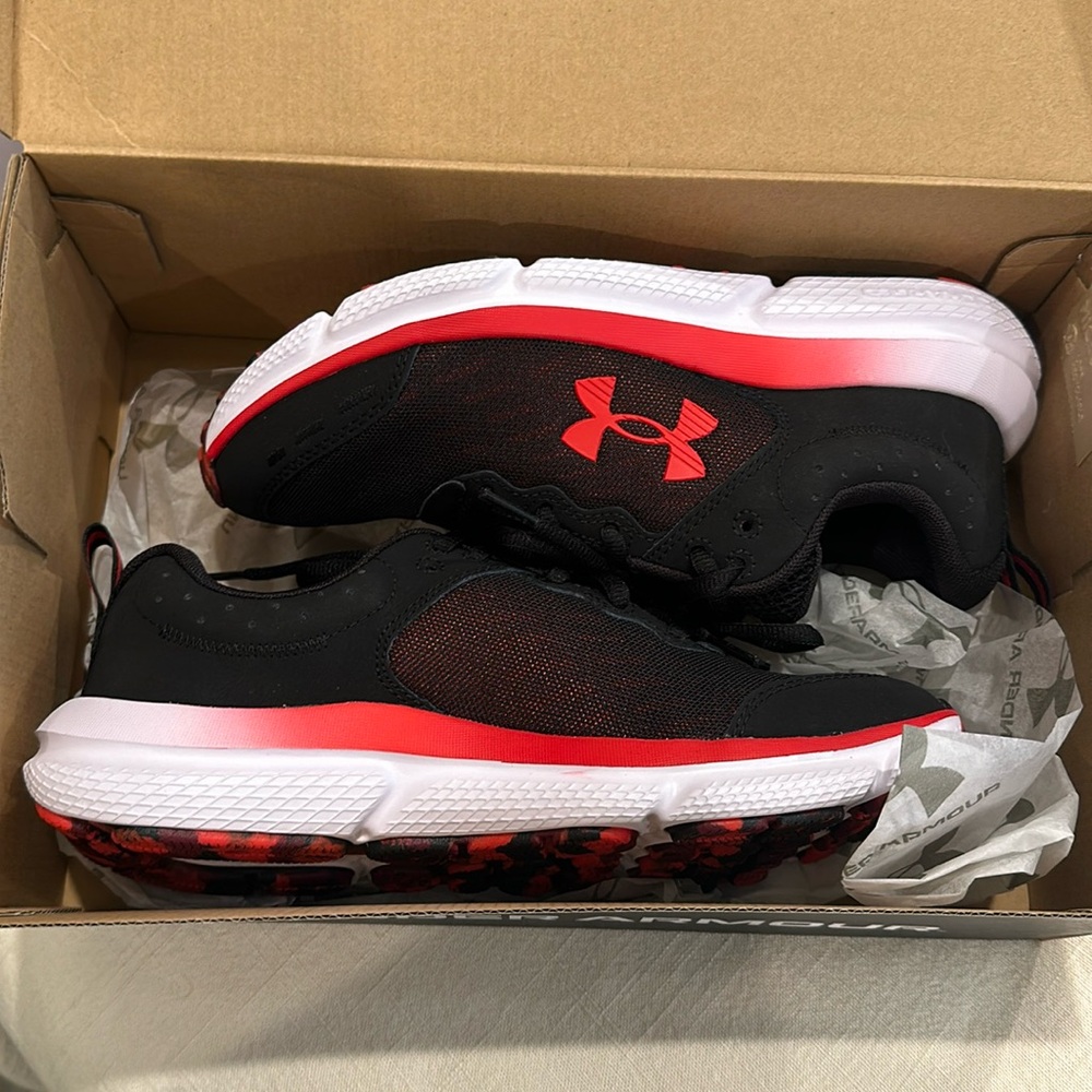 Brand new never worn Under Armour boys sneakers size 7Y
